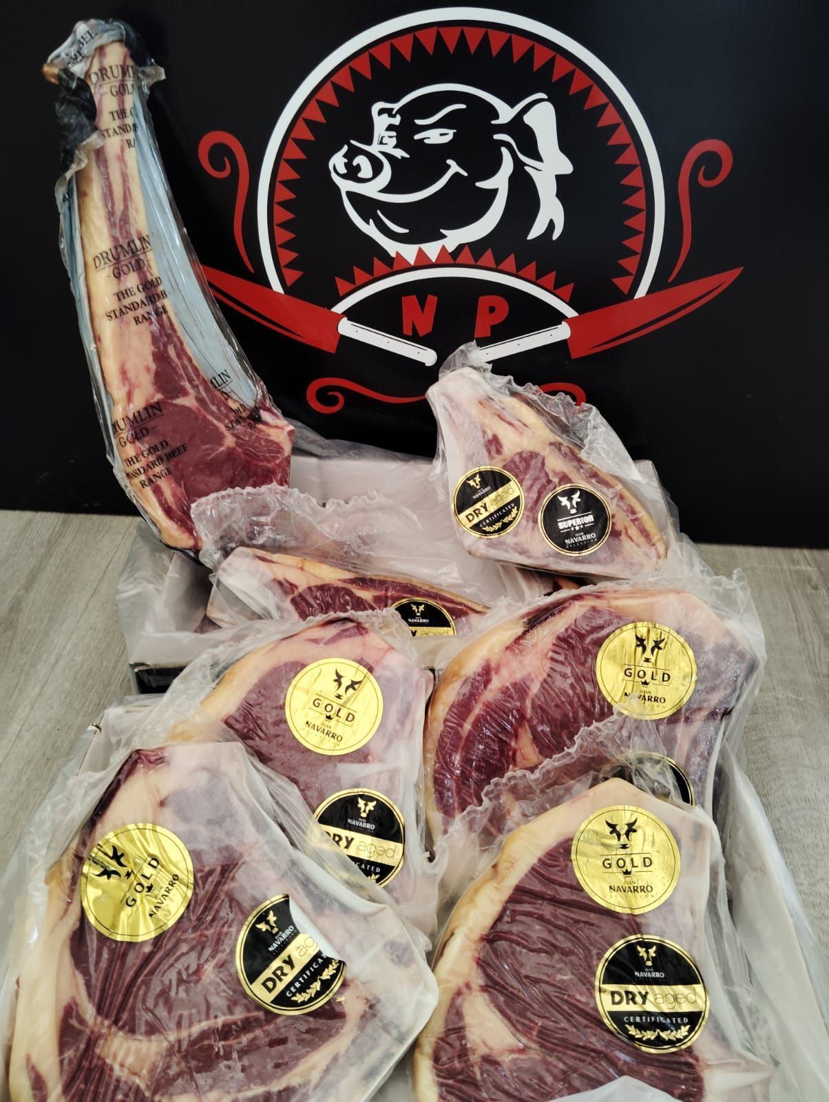 Un montón de carne está envuelto en plástico y colocado sobre una mesa.