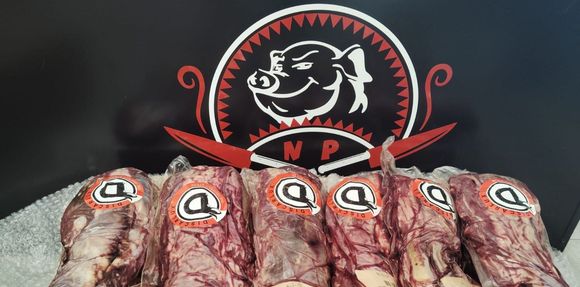 Un montón de carne está colocada una encima de otra sobre una mesa.
