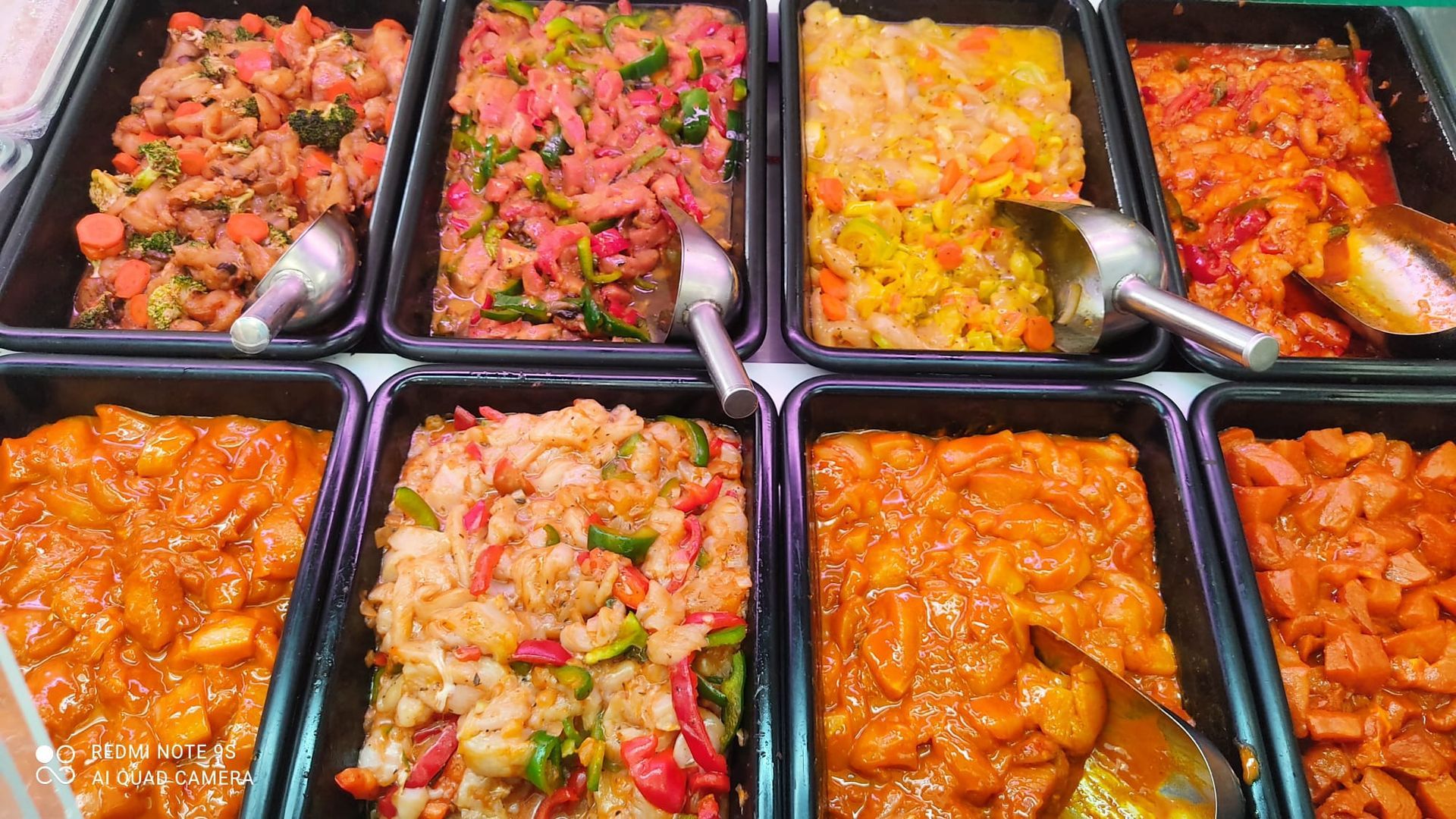 Hay muchos tipos diferentes de alimentos en los contenedores.