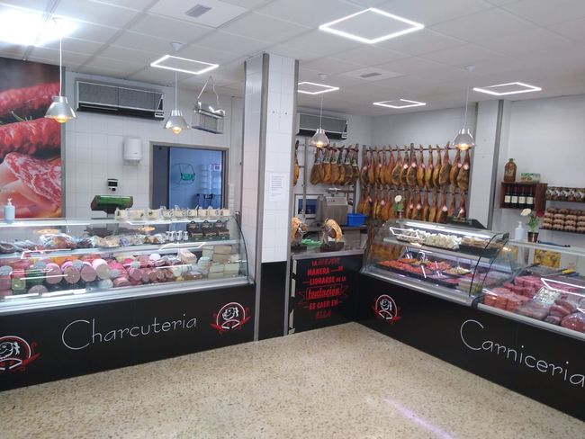 El interior de una carnicería con mucha carne en exposición.