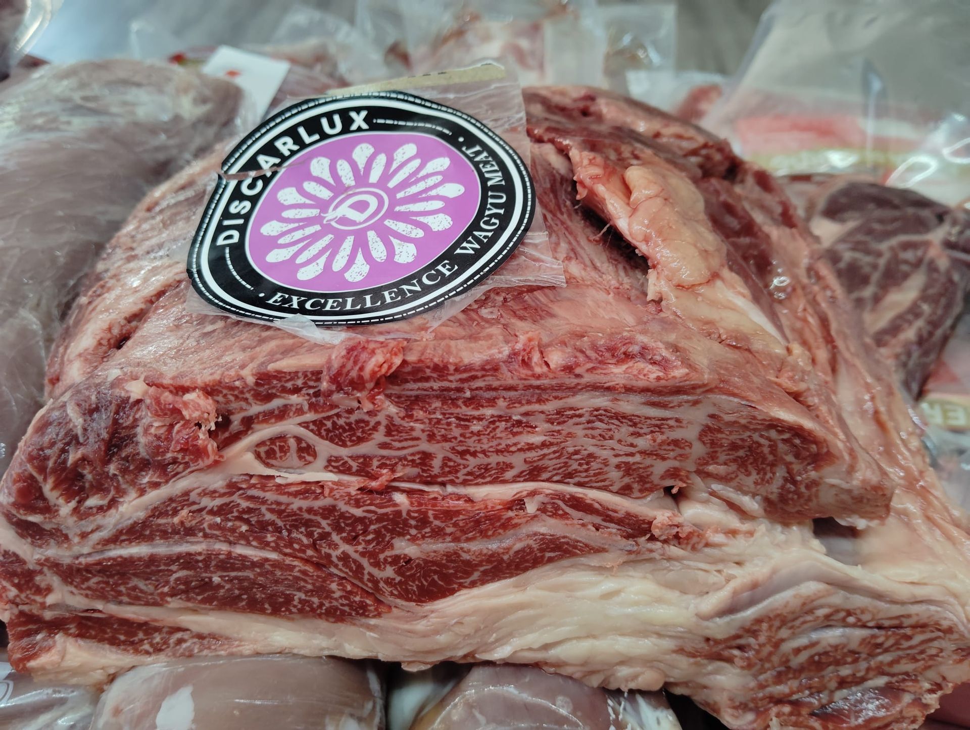 Un primer plano de un trozo de carne cruda con una pegatina.