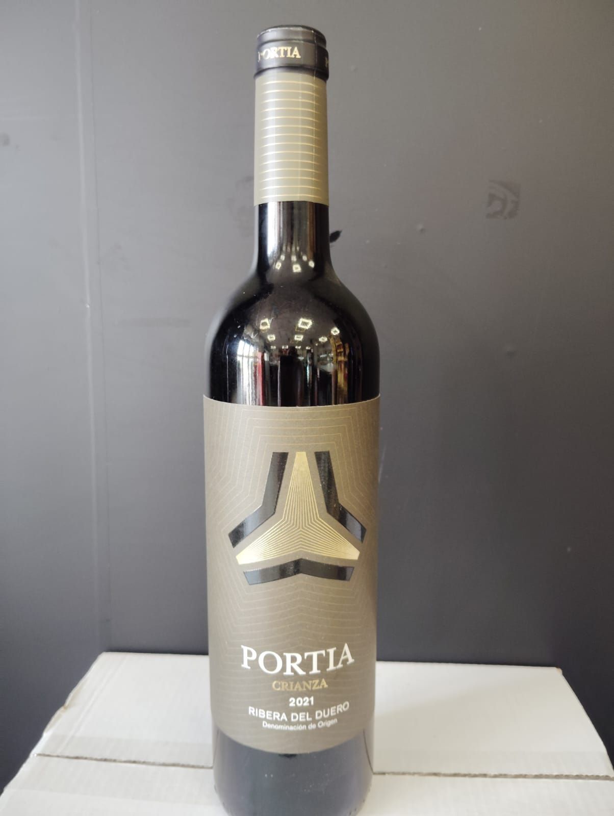 Una botella de vino portla está sobre una mesa