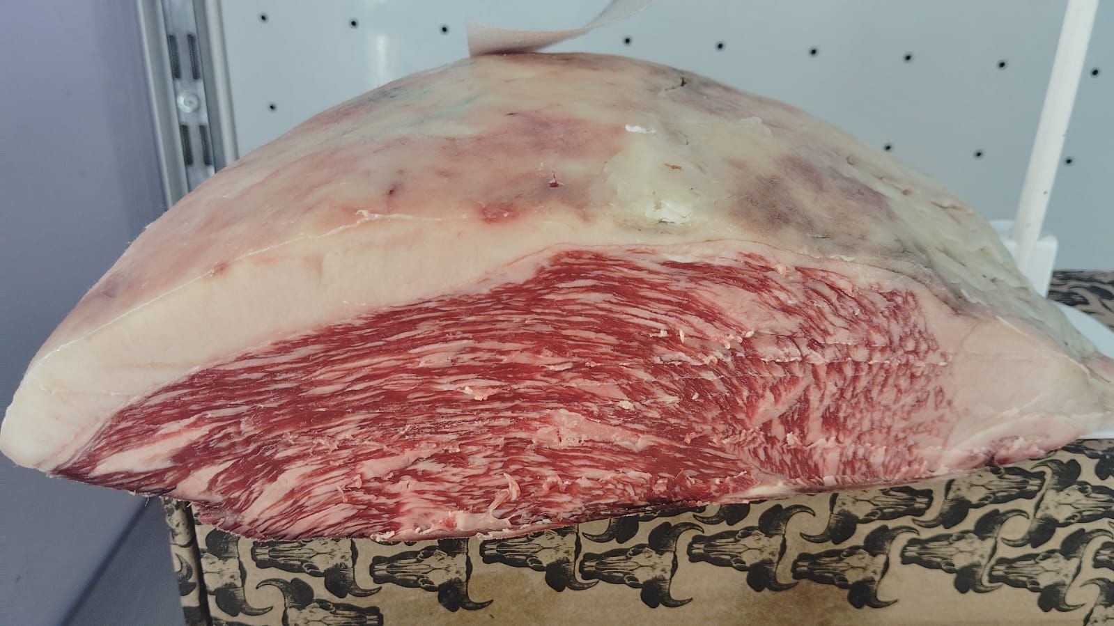 Un gran trozo de carne se encuentra encima de una caja.