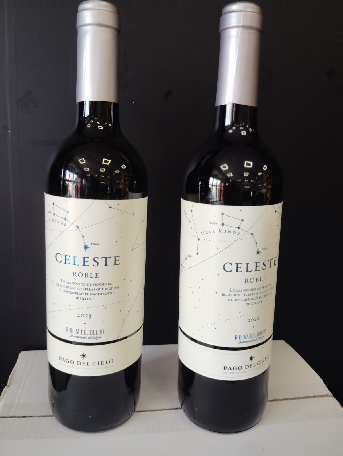 Dos botellas de vino celeste están una al lado de la otra.