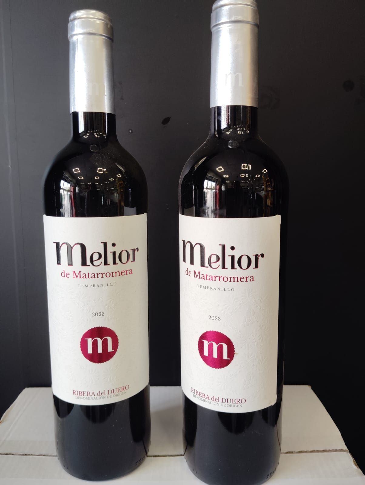 Dos botellas de vino Melior están una al lado de la otra.