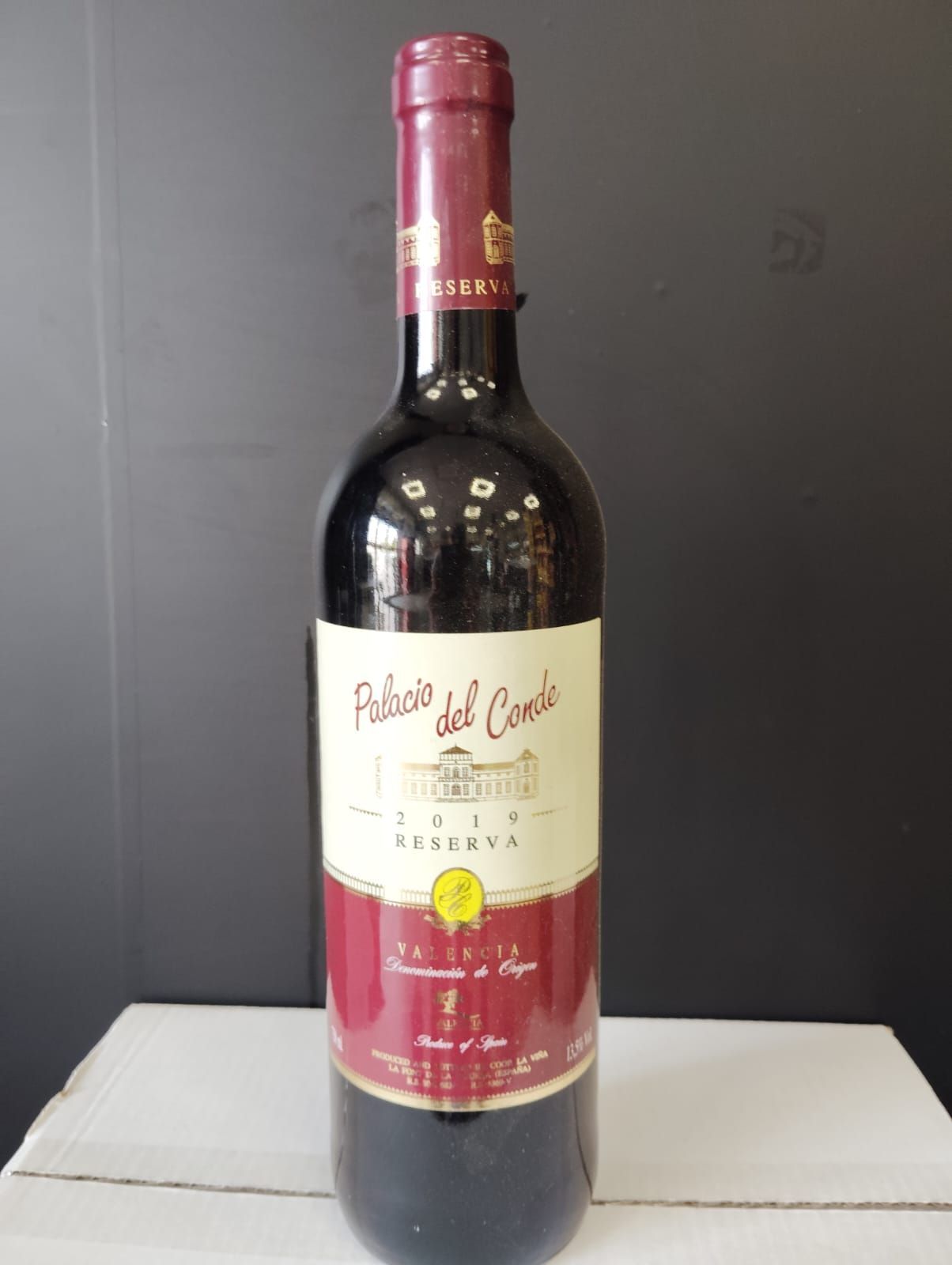 Una botella de vino tinto con etiqueta blanca