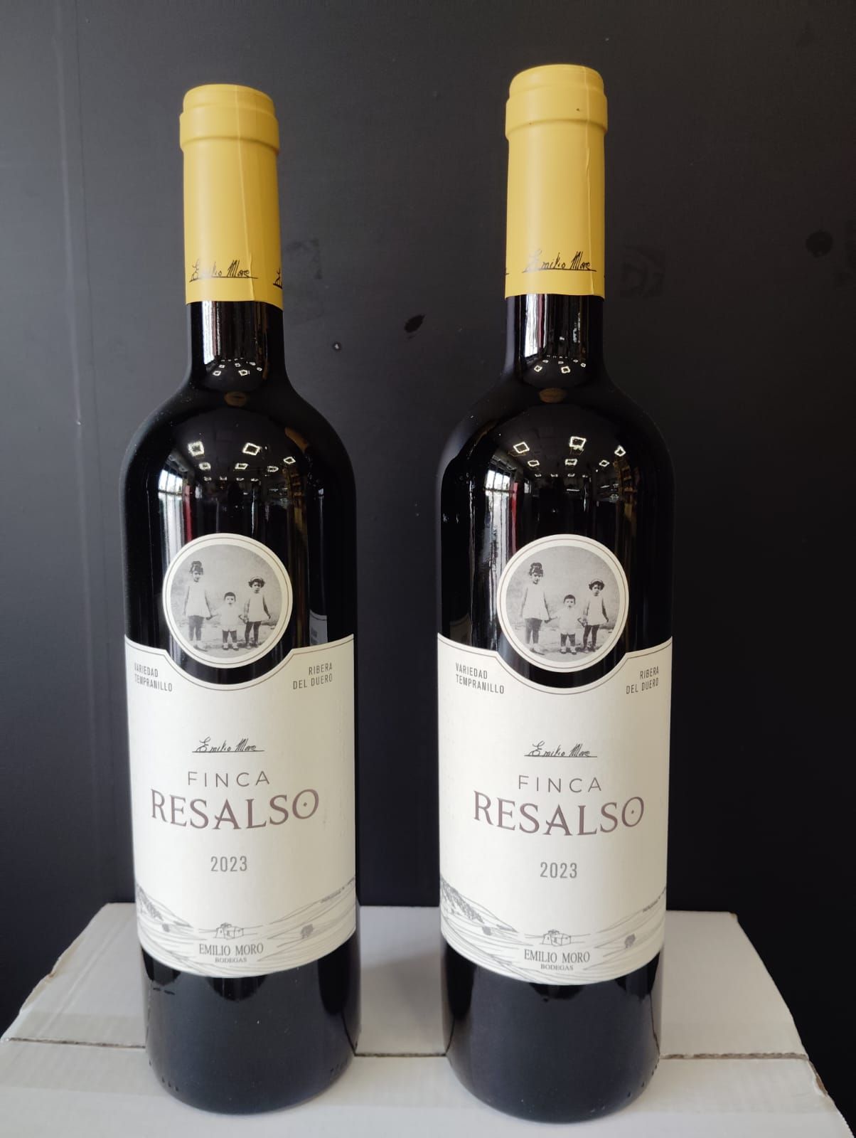 Dos botellas de vino Resalso están una al lado de la otra.