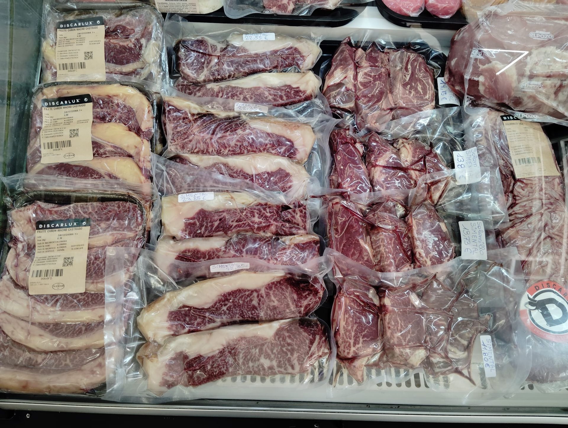 En un frigorífico se exhiben diversas carnes.