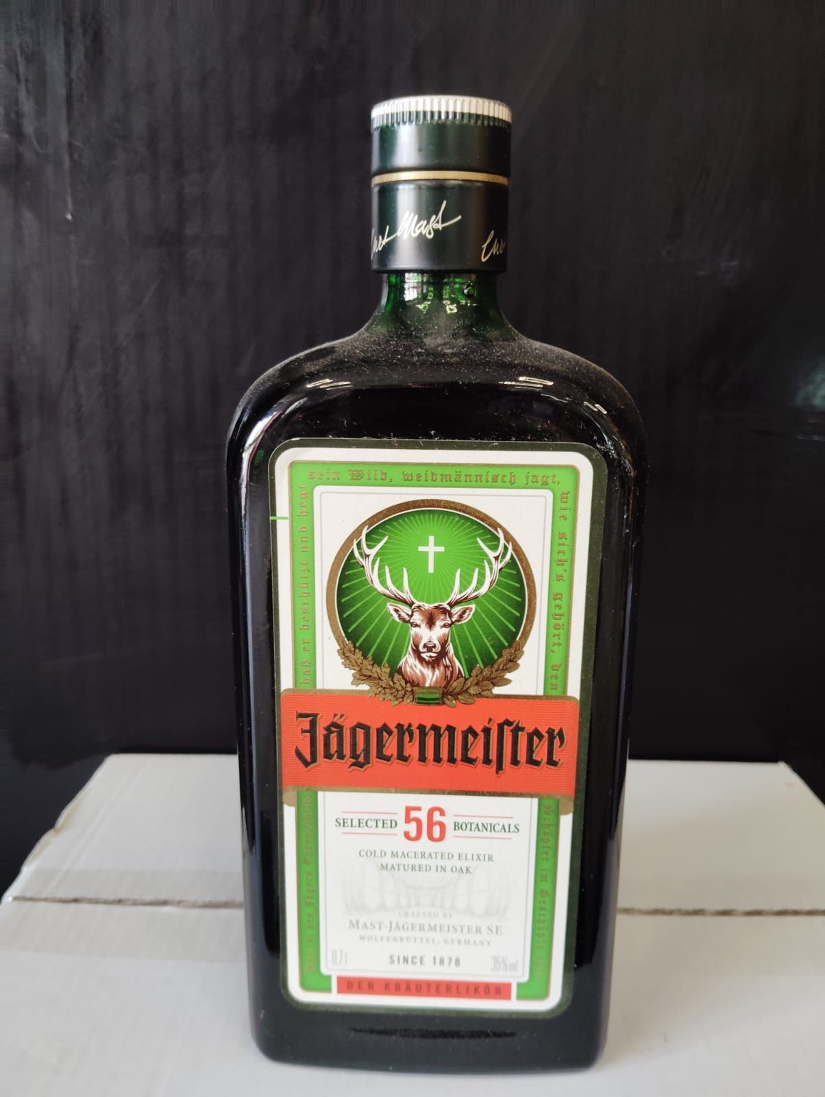 Una botella de Jägermeister está sobre una mesa.