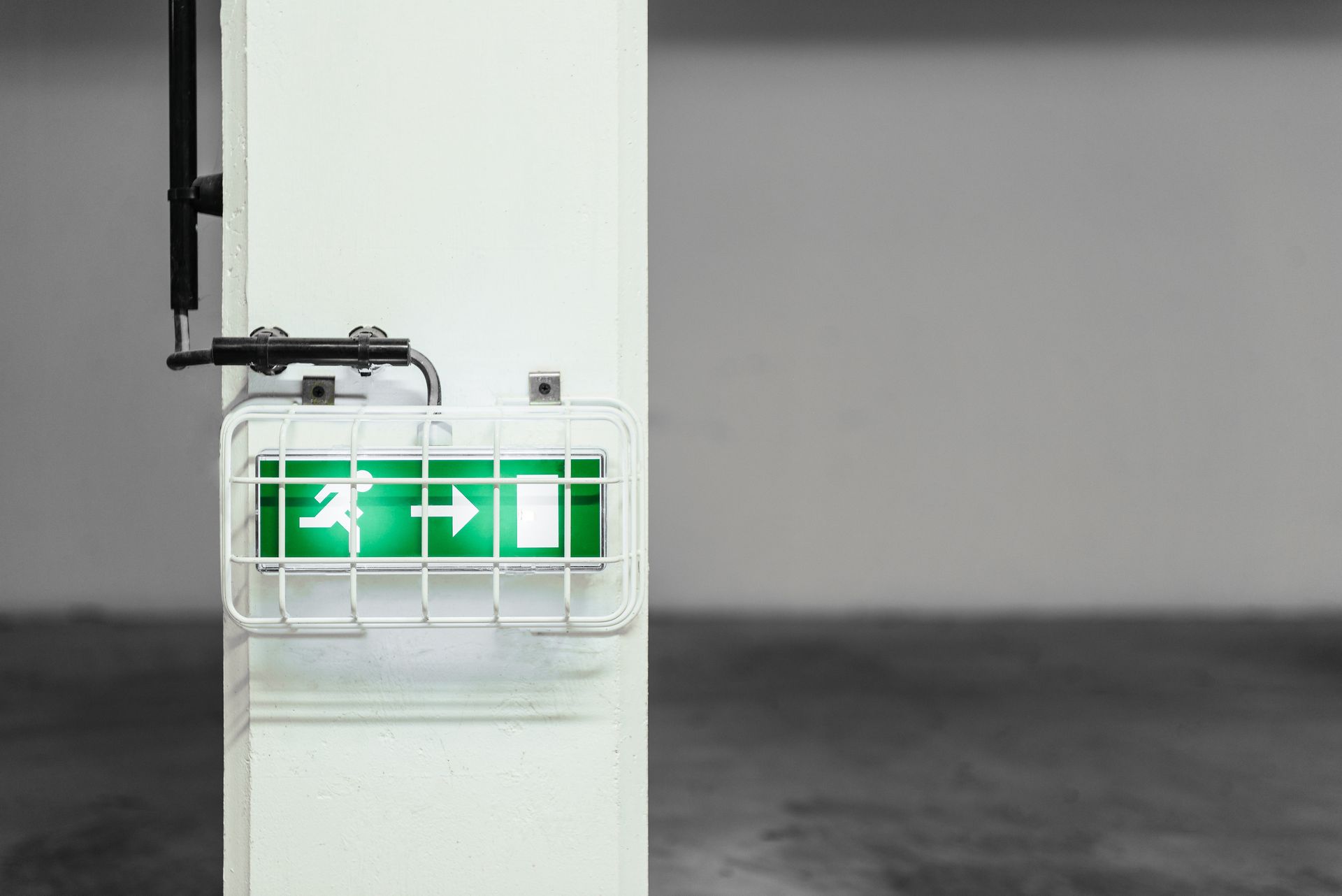 Bloc de secours installé sur un pilier