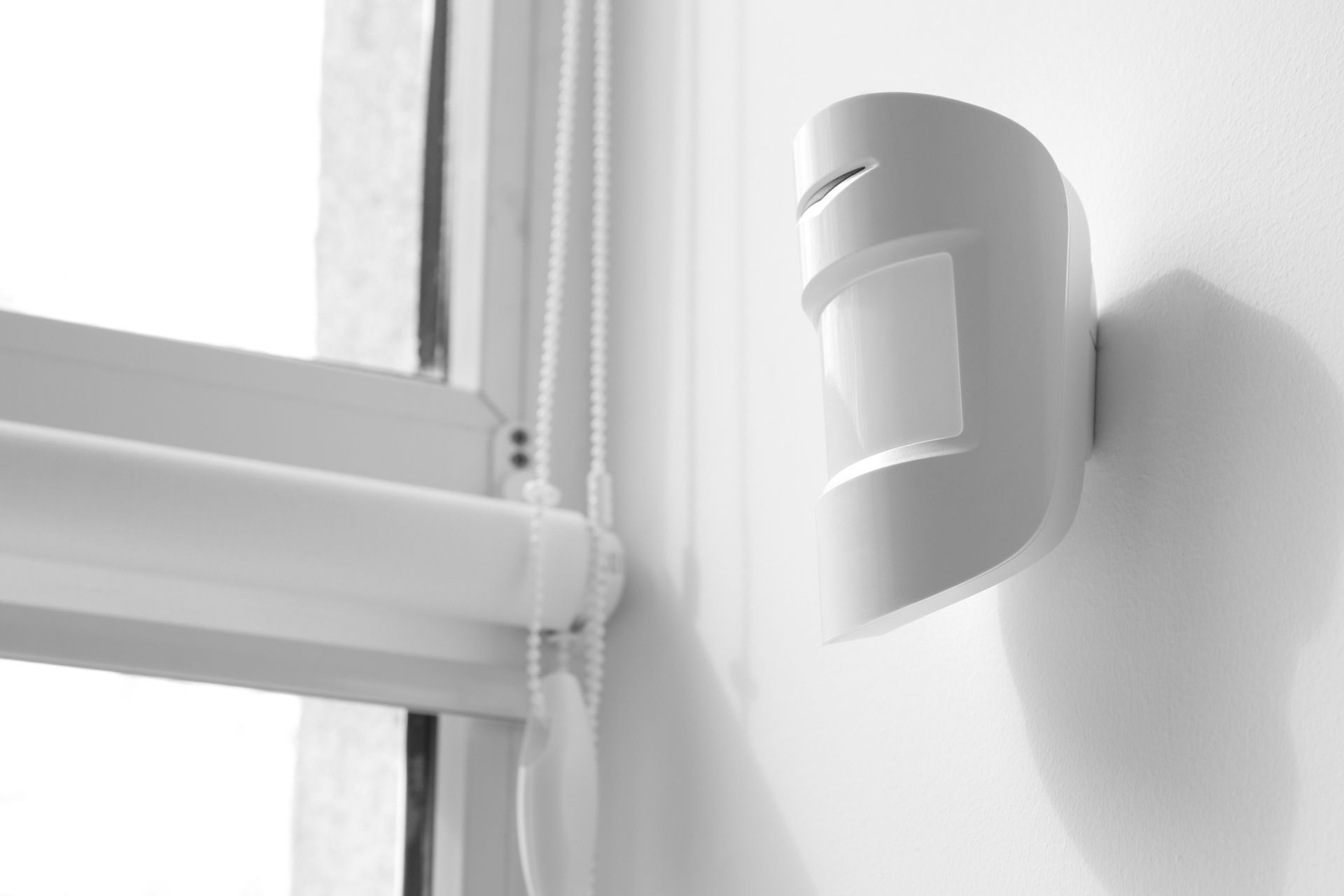 Détecteur de mouvement placé à côté d'une fenêtre