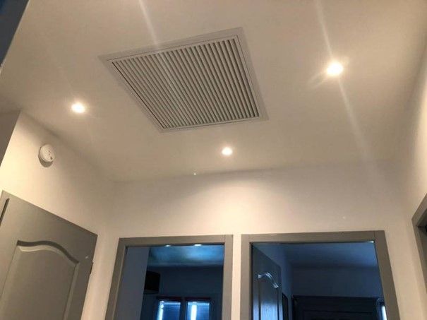 Bouche de reprise d'un climatiseur installé au plafond