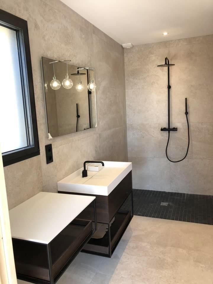 Salle d'eau avec vasque et douche à l'italienne