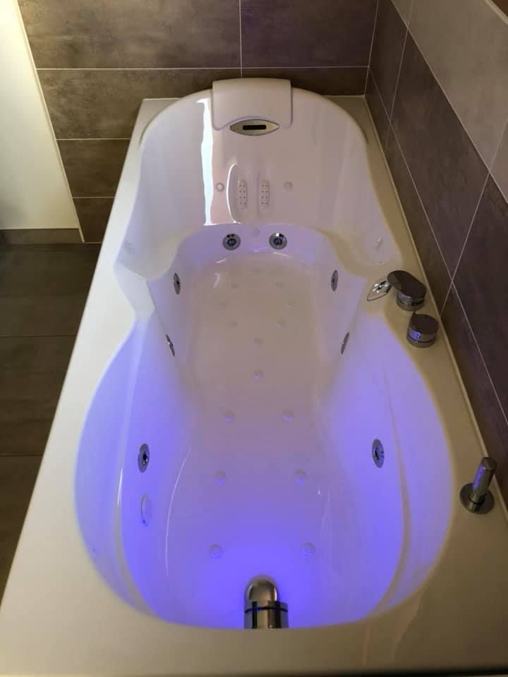 Baignoire balnéo éclairée