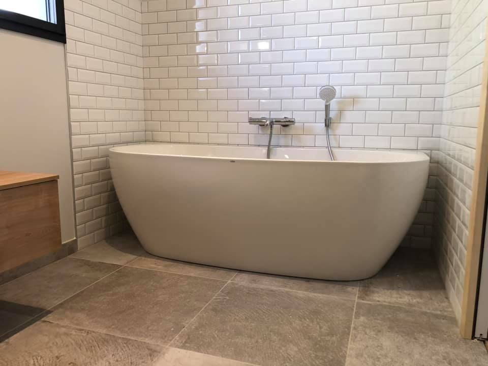 Baignoire îlot et carrelage métro blanc