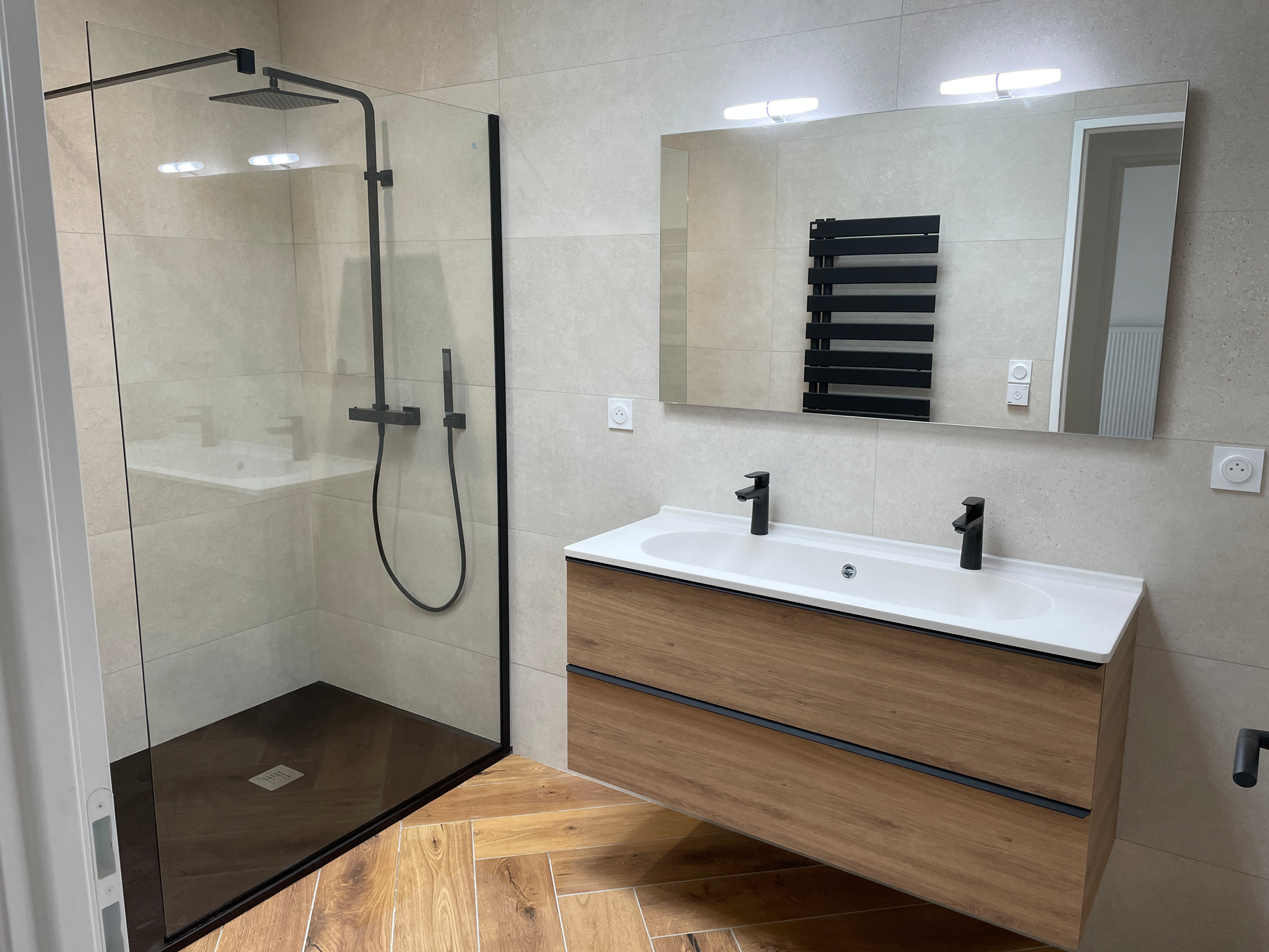 Salle d'eau, douche à l'italienne, vasque et miroir