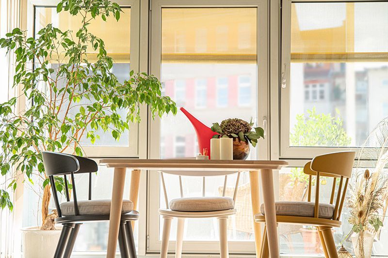 Tisch und Stühle in der logopädischen Praxis SprachEcke