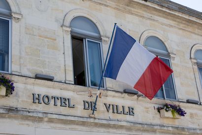 Gros plan sur la façade d'une mairie.