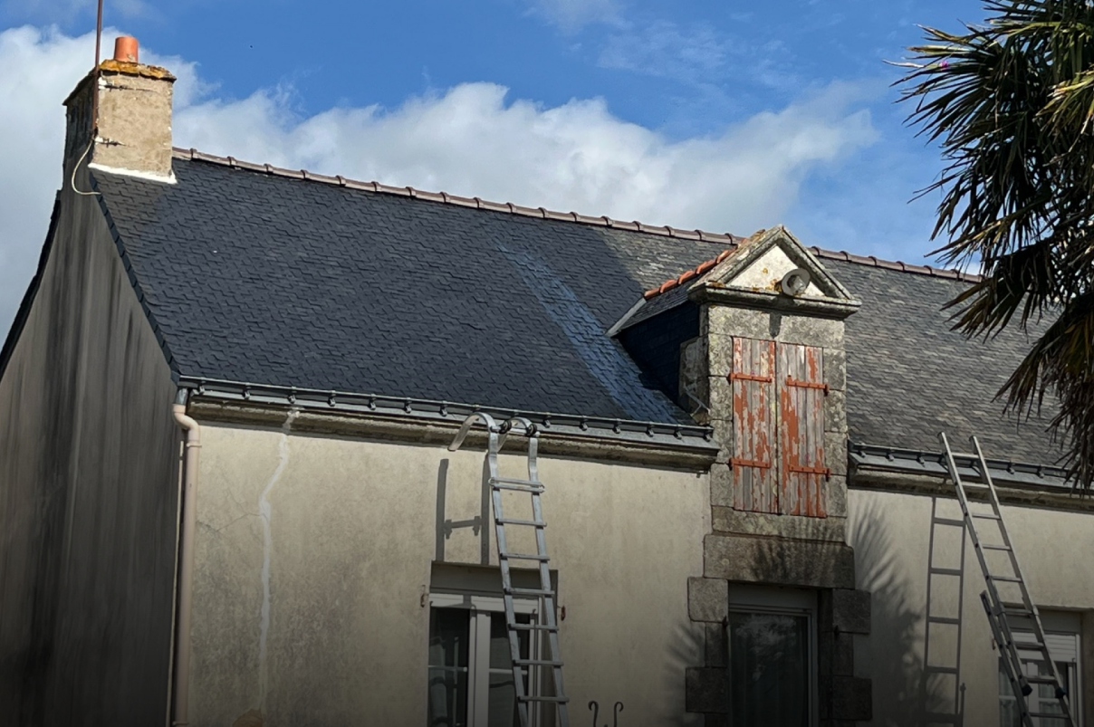 Vue avant-après d'une maison au toit sombre sous un ciel bleu, illustrée par deux photos superposées.
