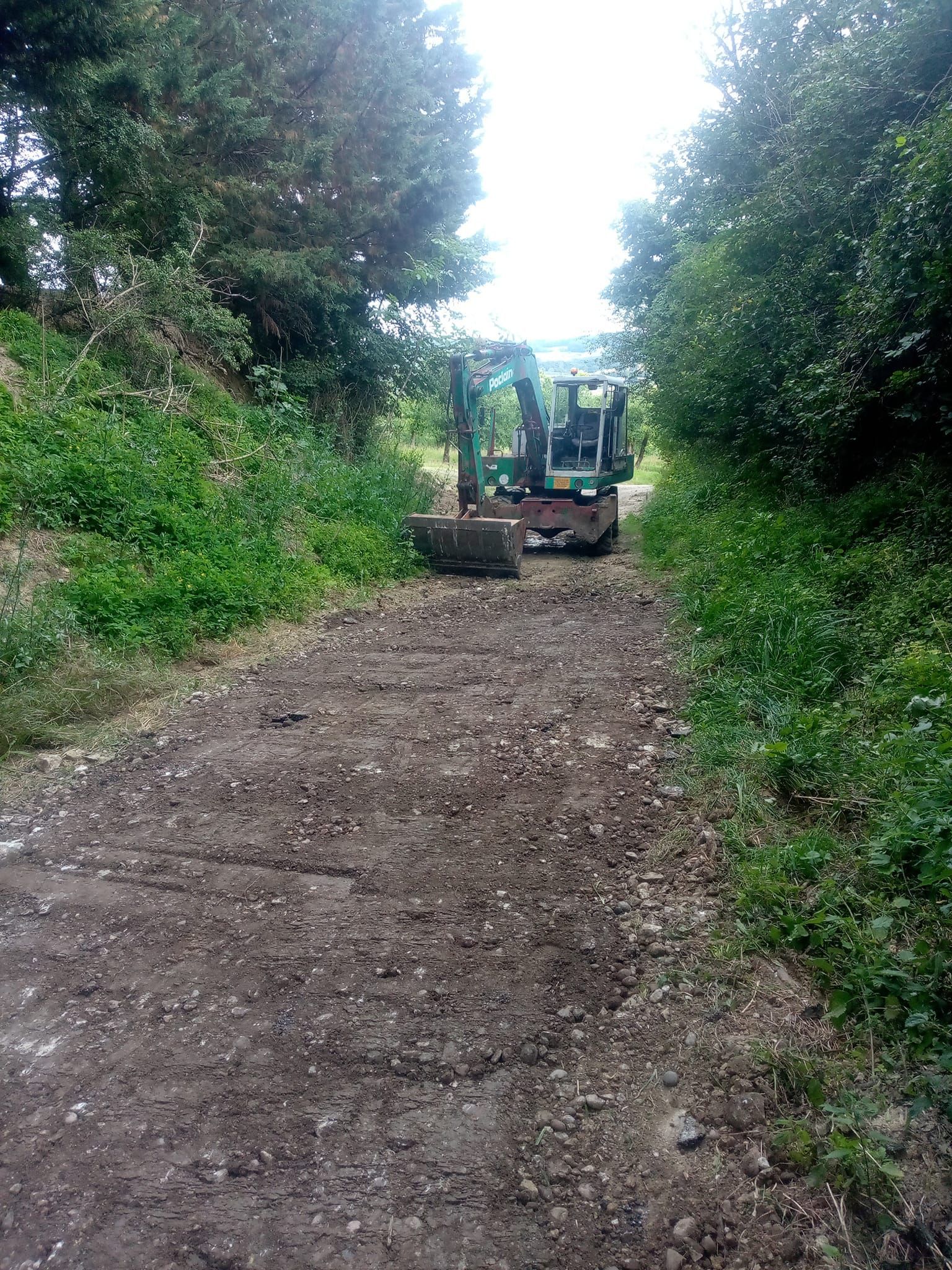 Une pelle qui crée un chemin