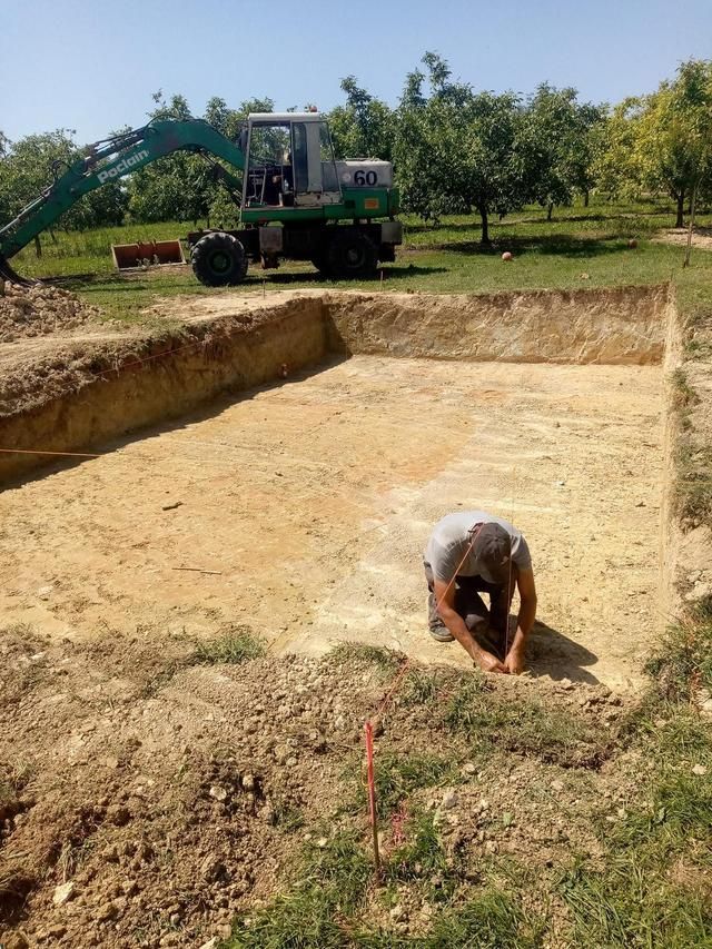Un ouvrier dans un trou de piscine