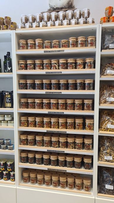 Un estante lleno de frascos de comida en una tienda.