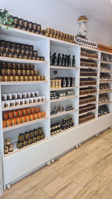 Una tienda llena de muchos frascos y botellas en los estantes.