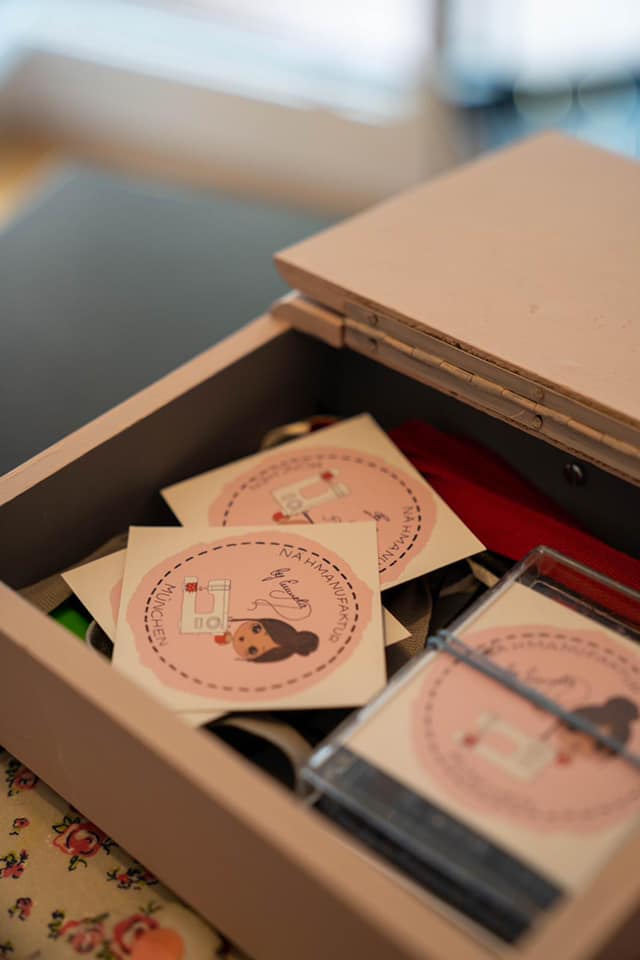 Sticker in einer Schatulle