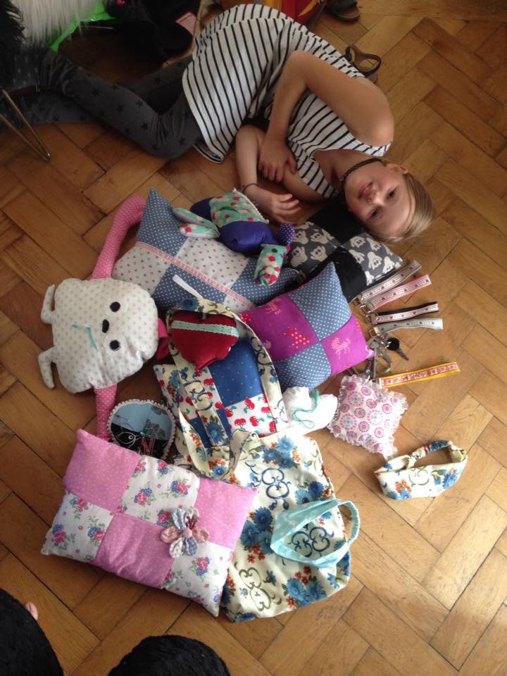 Kind mit diversen Nähprojekten