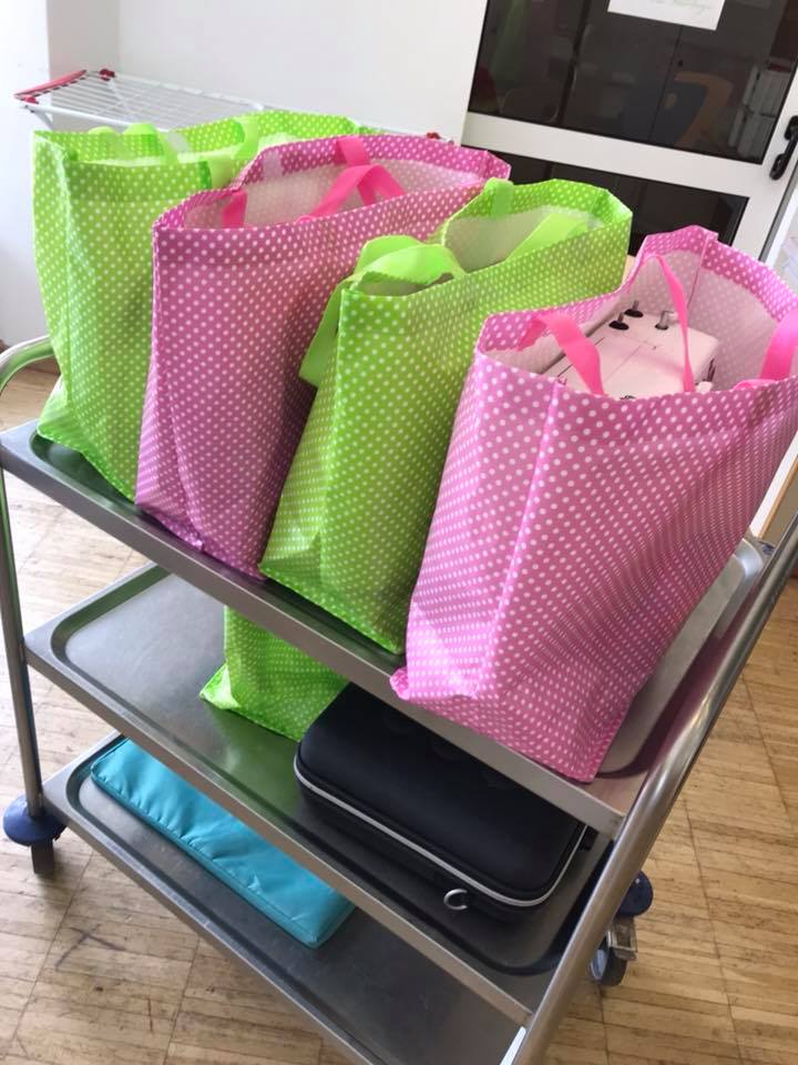 Servierwagen mit bunten Tüten