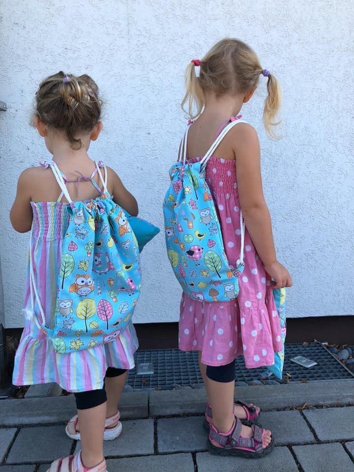 Kleinkinder mit selbstgenähten Turnbeuteln