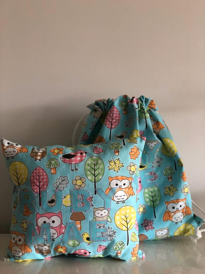 Turnbeutel und Kissen mit Eulen