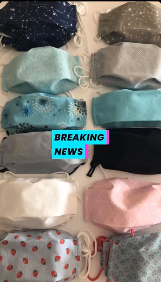 Maskensortiment mit Breaking News Schriftzug