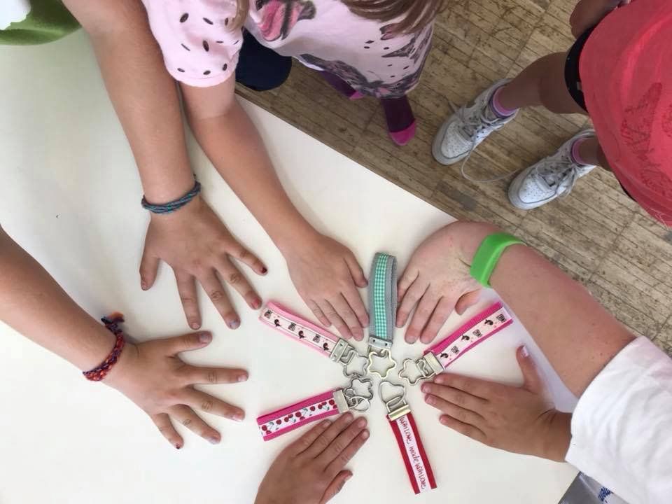 Kinderhände und Schlüsselanhänger