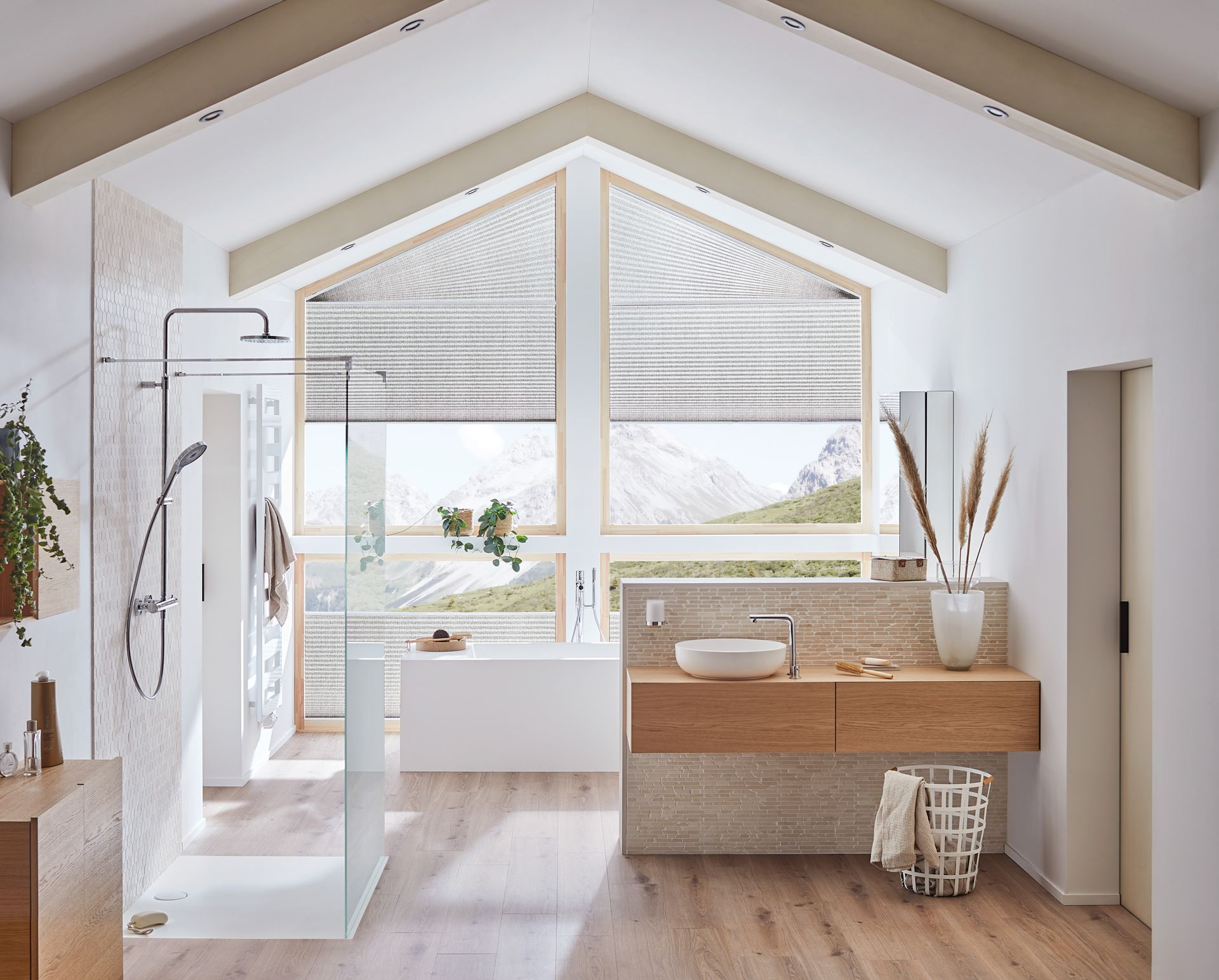 Ein Badezimmer mit gewölbter Decke und großem Fenster.