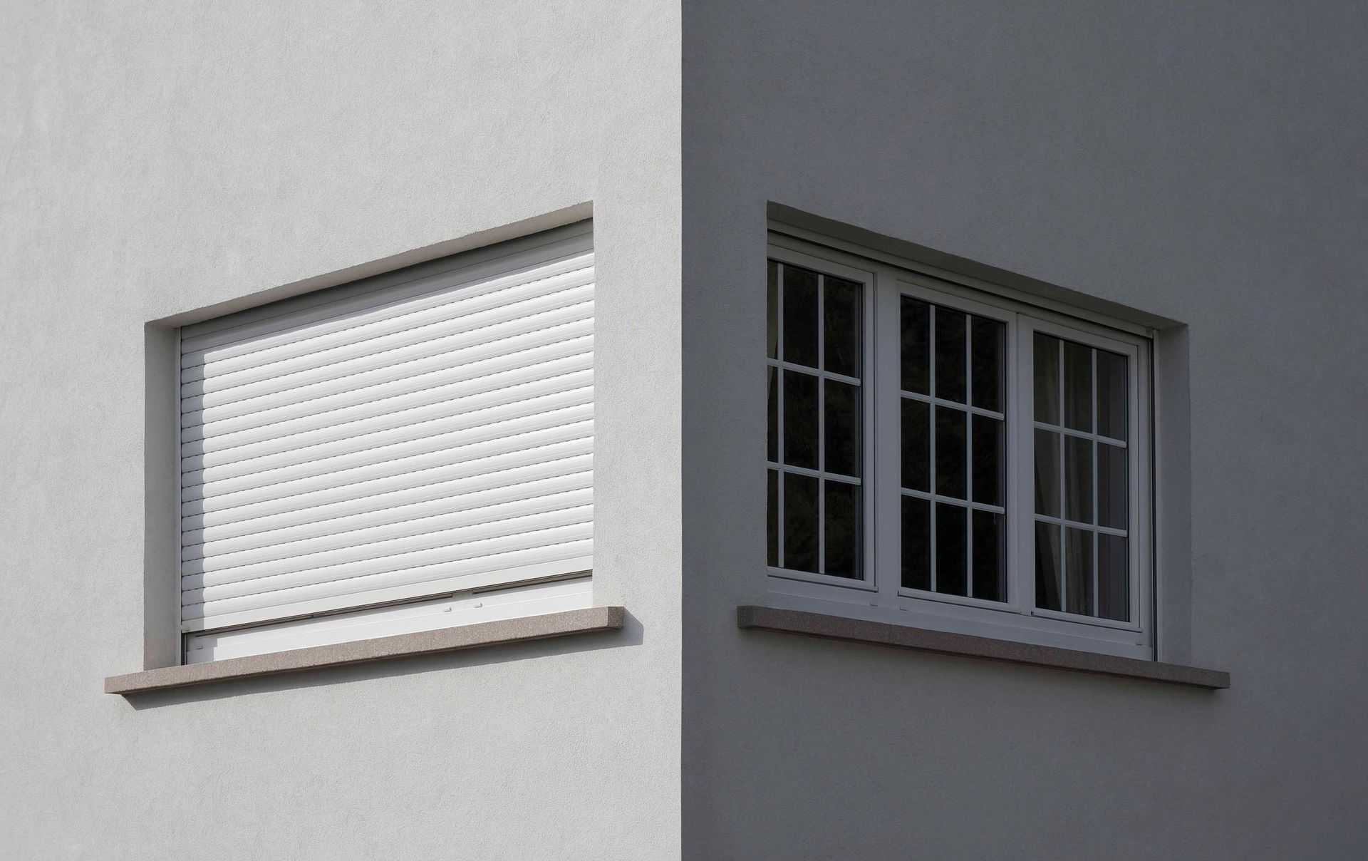 Ein Bild eines Fensters mit Rollladen und ein Bild eines Fensters ohne Rollladen.