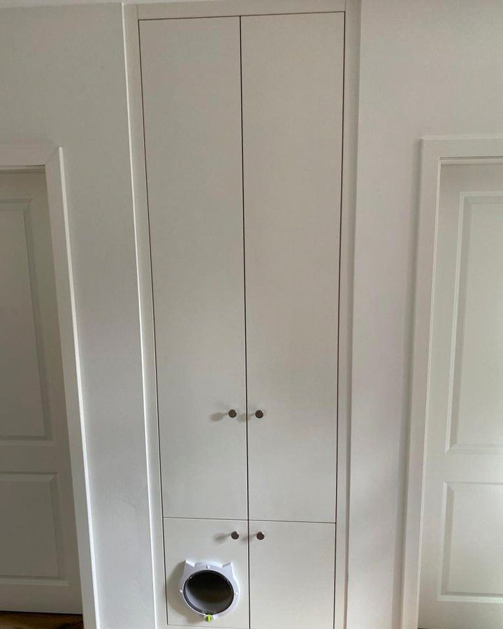 Ein weißer Schrank mit einer Waschmaschine und einem Trockner darin.