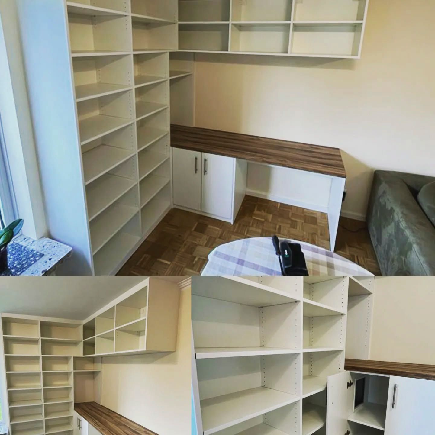 Ein Zimmer mit vielen Regalen und einem Schreibtisch