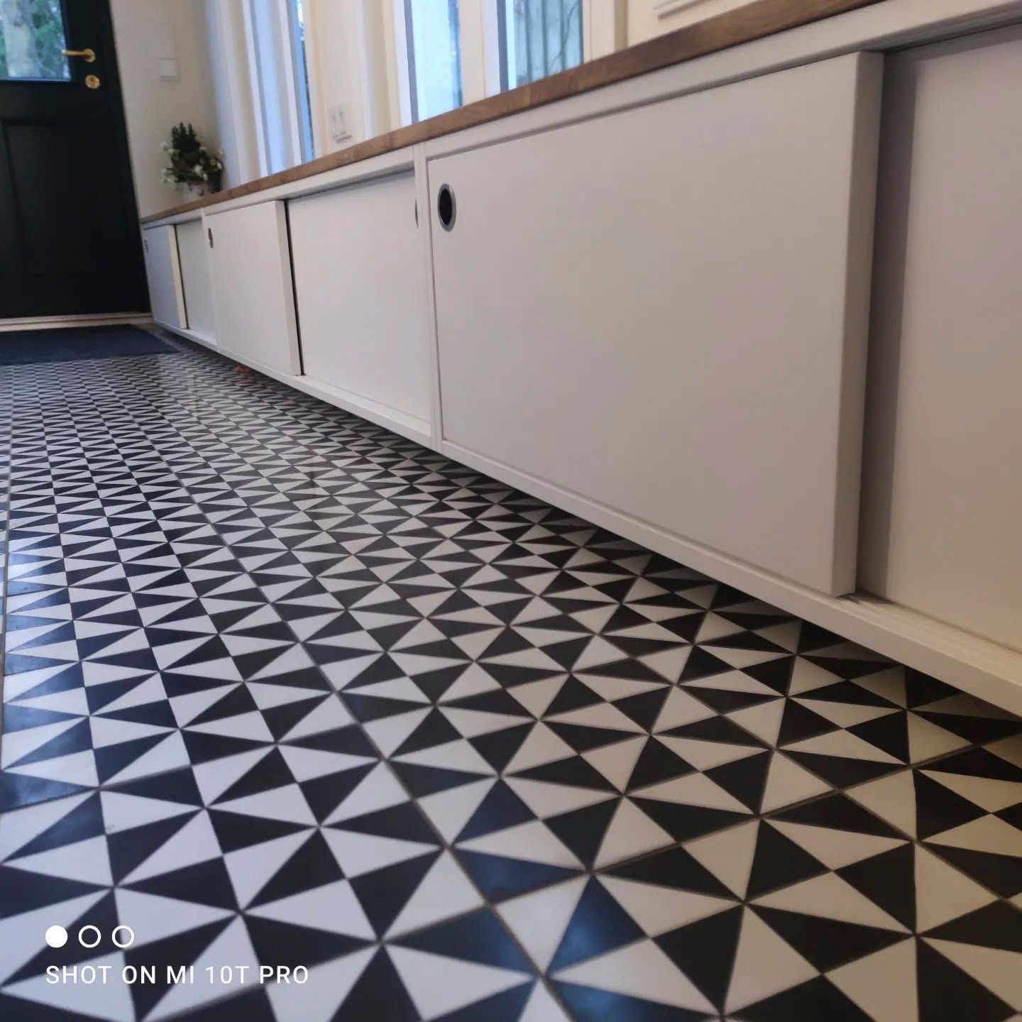 Ein schwarz-weißer Fliesenboden mit geometrischem Muster