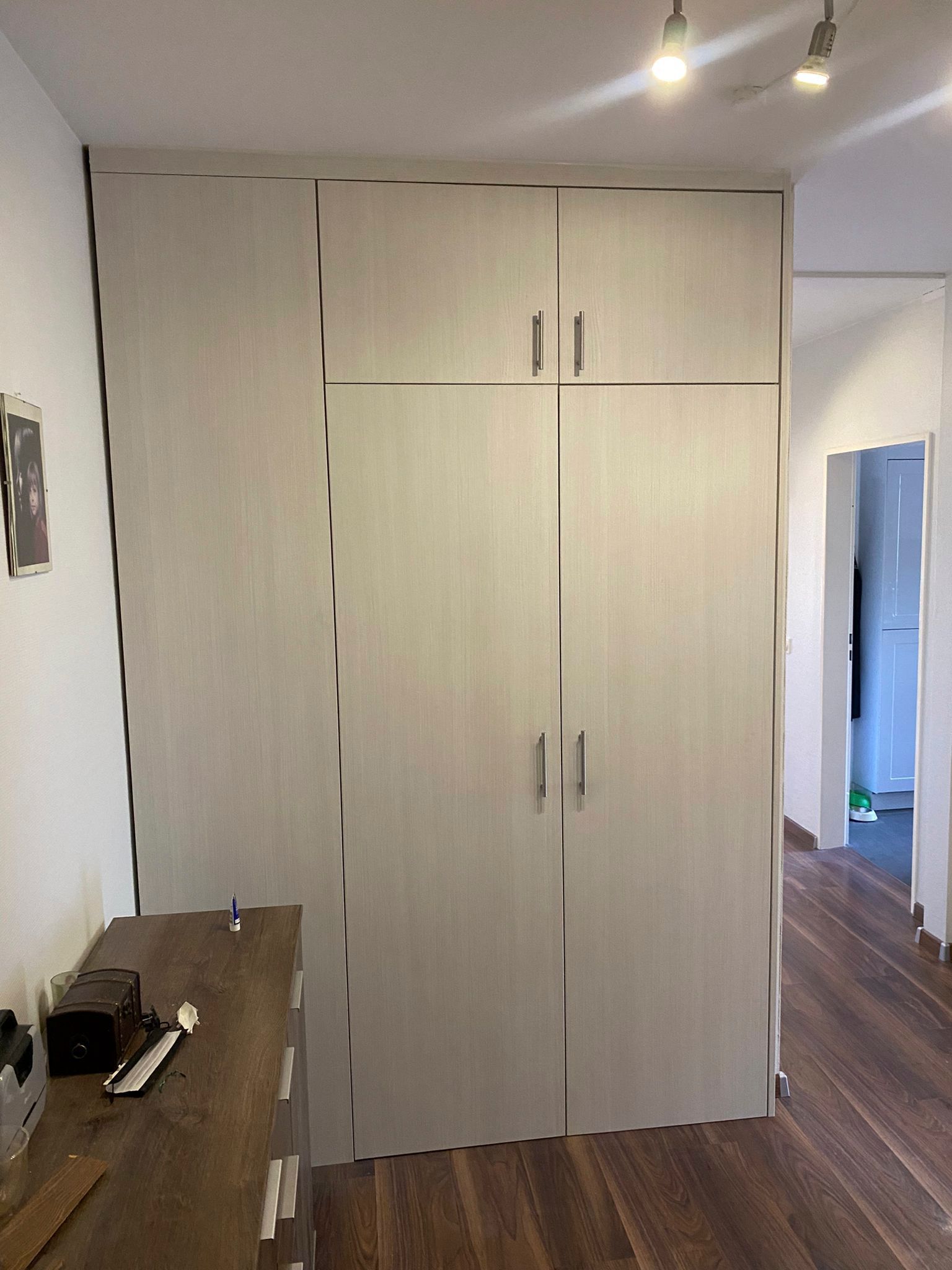 Ein Zimmer mit einem Schrank und einer Kommode darin.