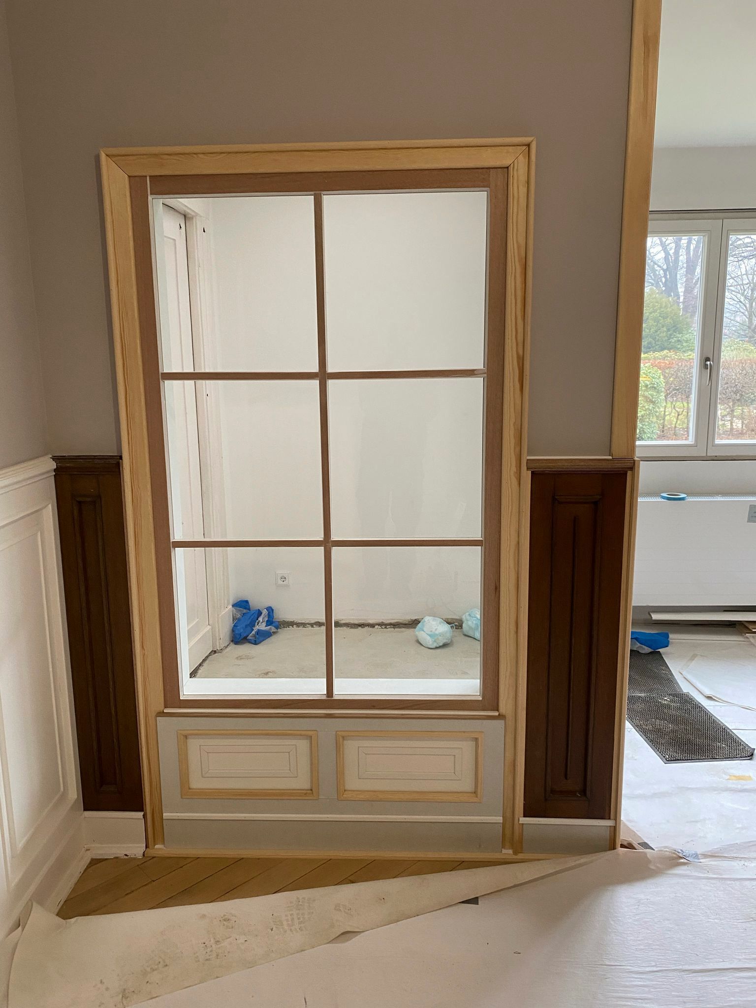 Ein Raum mit einem Fenster in der Mitte.