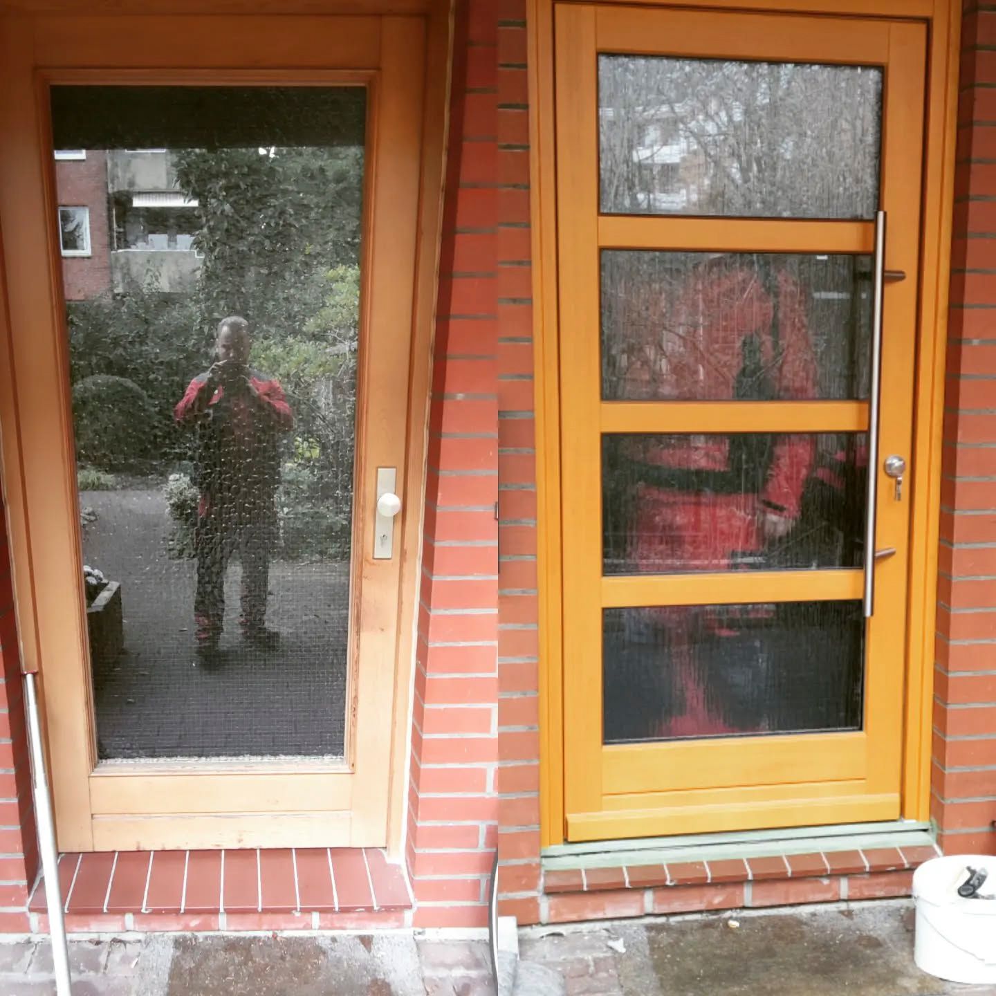 Ein Backsteingebäude mit einer Holztür und einer Glastür