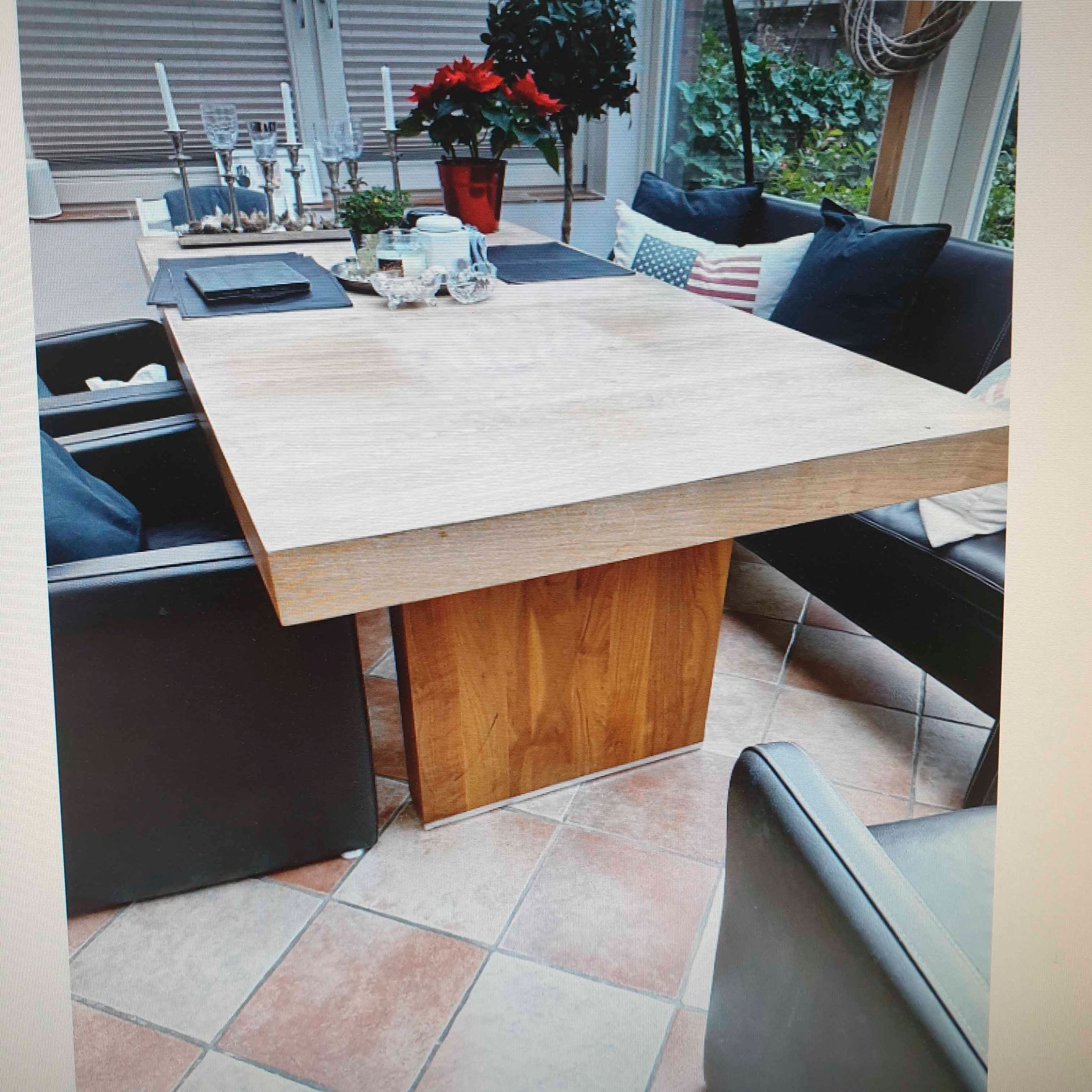 Ein Wohnzimmer mit einem Holztisch und Stühlen