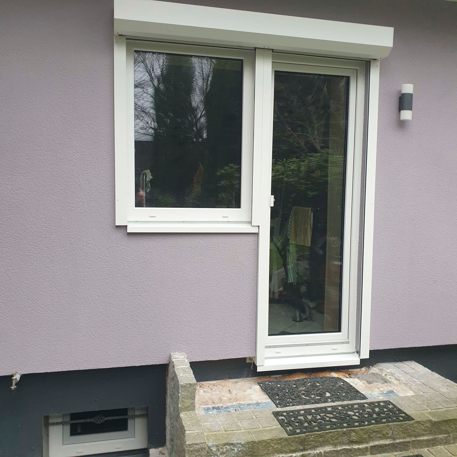 Ein lila Haus mit einer weißen Tür und einem weißen Fenster