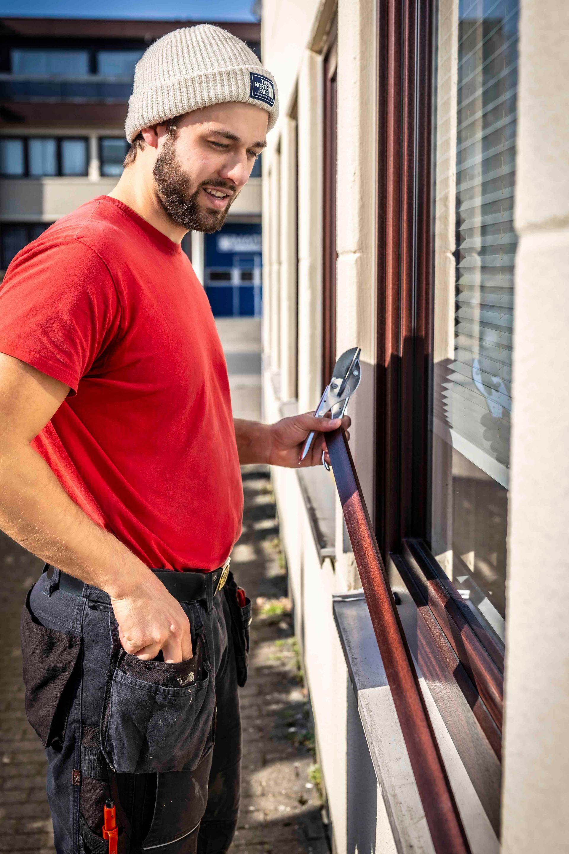 Eine Reihe von Fenstern an der Seite eines Gebäudes.