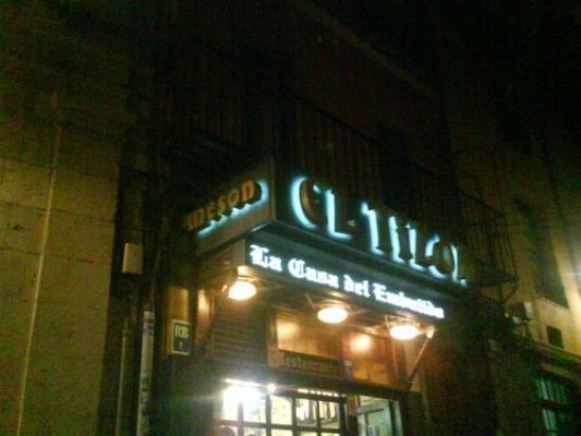 Un edificio con un cartel que dice 'cl'