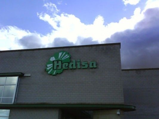 Un edificio con la palabra hedisa en él.