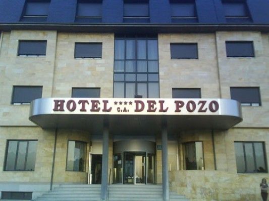 Un gran edificio con un cartel que dice hotel del pozo.