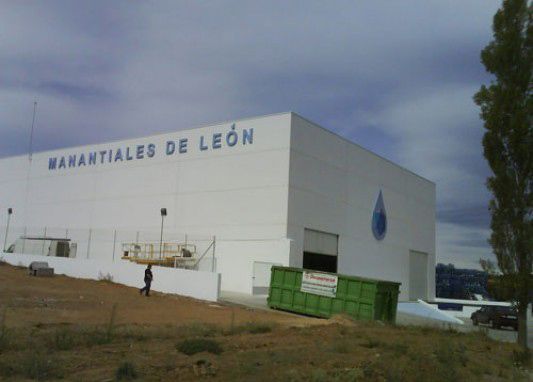 Un edificio blanco con la palabra Mantasales de León en él.