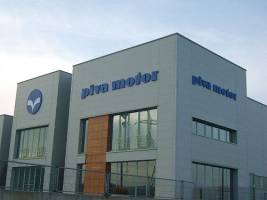 Un edificio con la palabra Pivo Motor en él.